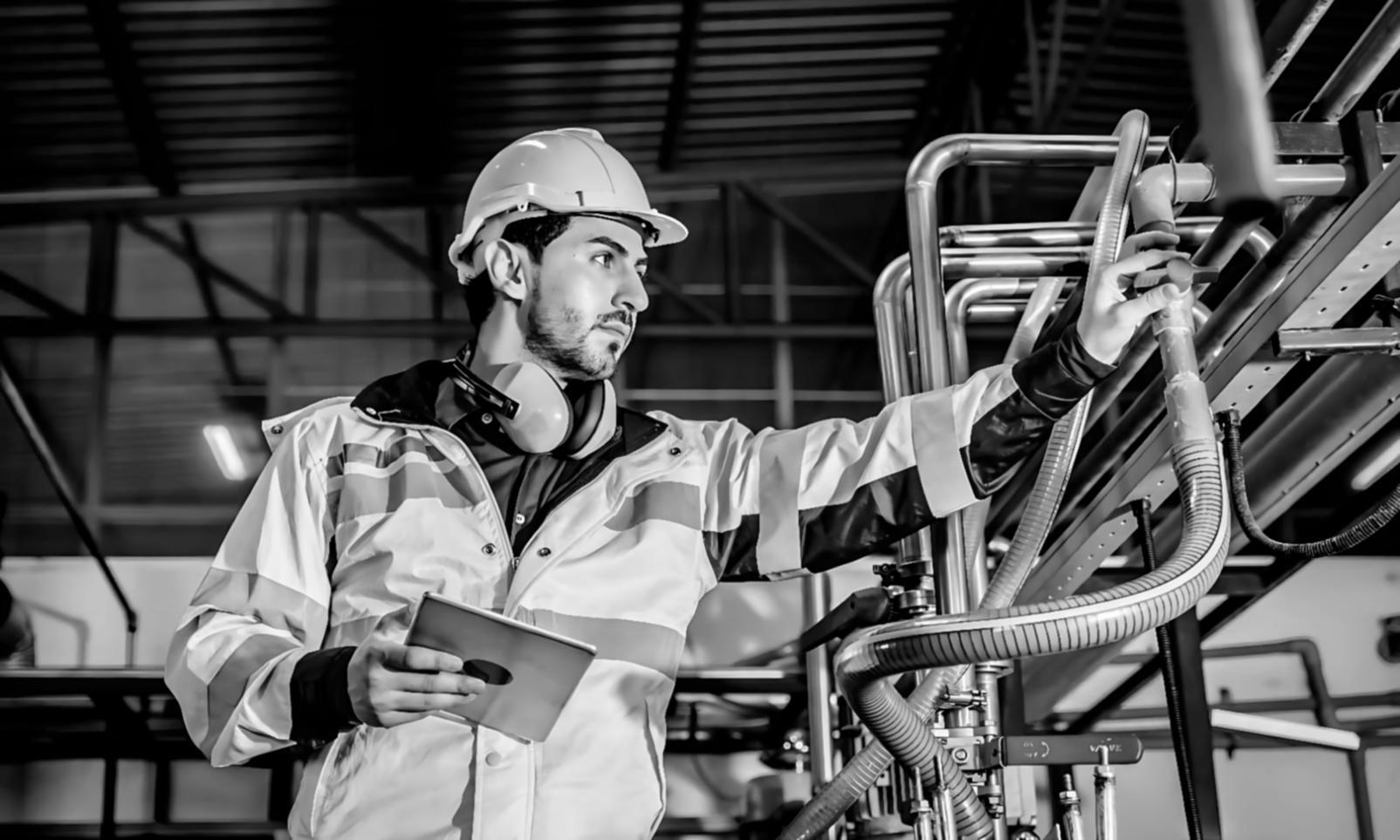 Специалист изучает схемы добычи природного газа на производственном объекте